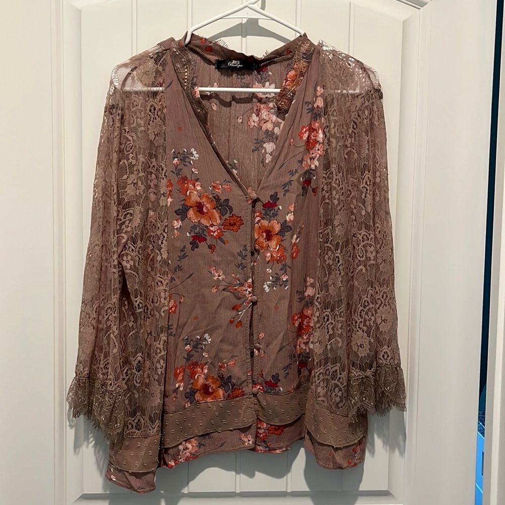 Brand new without tags - BKE Boutique top with lace - Size L